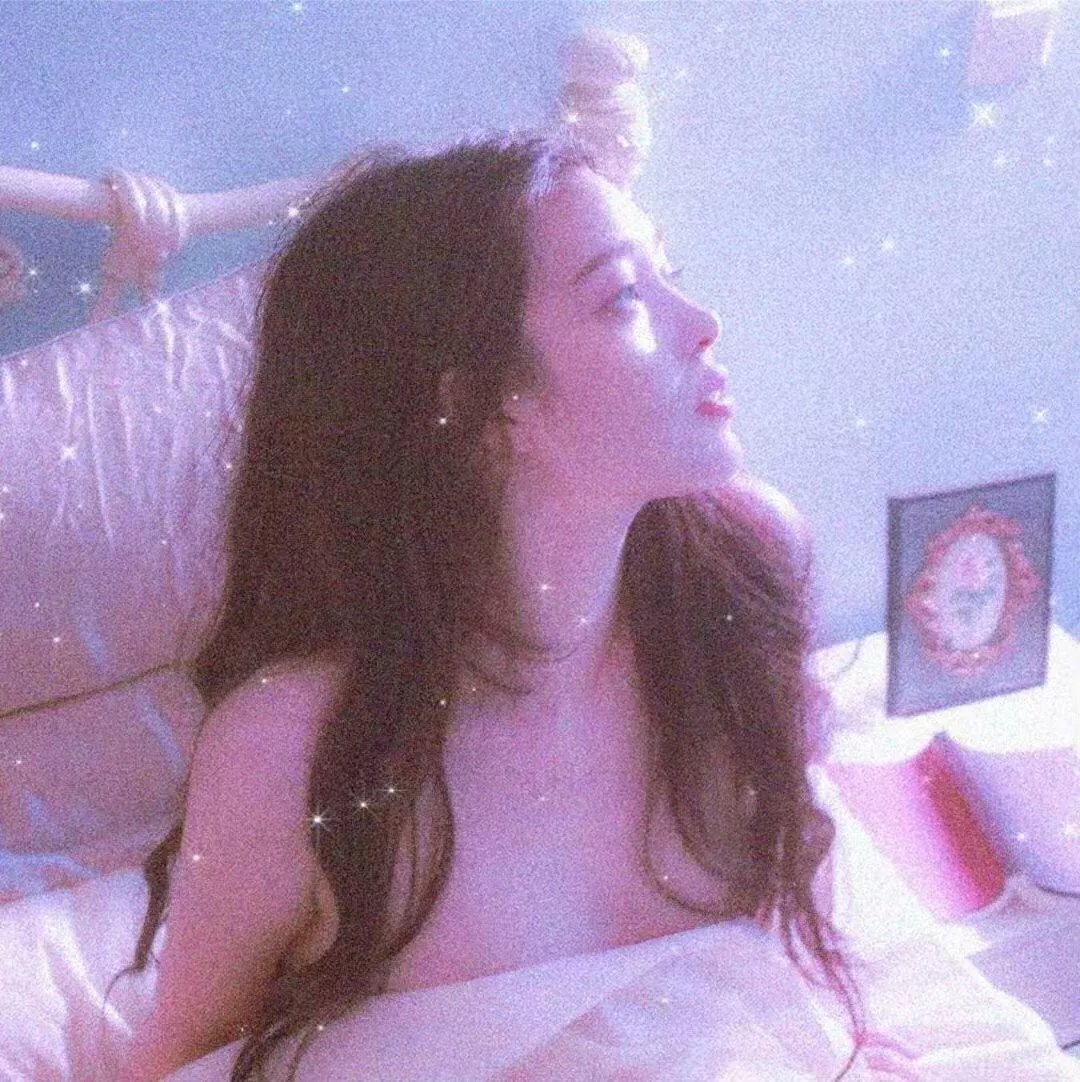 戴流苏耳环的少女
